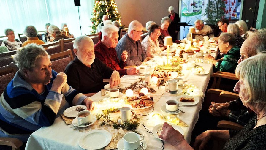Mieter*innen aus dem Service-Wohnen der ProCurand Seniorenresidenz Cottbus feiern gemeinsam Weihnachten mit Stollen, Glühwein und Gedichten der Sängerin Cornelia Schubert.