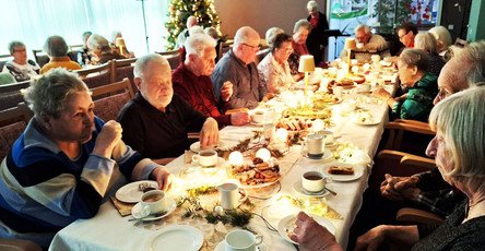 Mieter*innen aus dem Service-Wohnen der ProCurand Seniorenresidenz Cottbus feiern gemeinsam Weihnachten mit Stollen, Glühwein und Gedichten der Sängerin Cornelia Schubert.