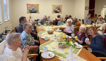 Selbst gefärbte Eier, Schokoosterhasen und liebevoll dekorierte Tische sorgten in der ProCurand Seniorenresidenz Am Görnsee für festliche Osterstimmung.