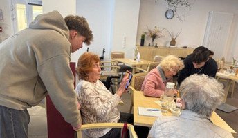 Geduldig erklärten die Schüler*innen der BundtStift Schule Strausberg den Mieter*innen von ProCurand Wriezener Straße die Grundlagen der Smartphone-Nutzung – ein erfolgreicher Auftakt für die digitale Zukunft!