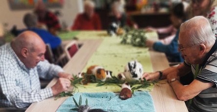 In der ProCurand Tagespflege Halle sorgten Meerschweinchen und Kaninchen für strahlende Gesichter – die Senior*innen genossen das Streicheln und Füttern der zutraulichen Tiere.