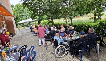 In der ProCurand Seniorenresidenz Senftenberg genießen die Herren bei Sonnenschein, kühlem Bier und guter Stimmung den Herrentag auf der Terrasse mit Blick auf den See.