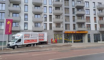 Umzugswagen vor der ProCurand Residenz am Hallorenring in Halle-City