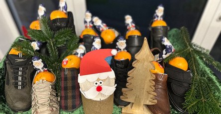 Im ProCurand Pflegestift Pfarrer Lukas in Cham sind die verschwundenen Stiefel der Bewohner*innen weihnachtlich dekoriert und mit Leckereien gefüllt arrangiert.