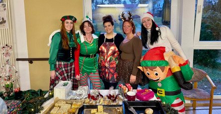 Das Team der ProCurand Ambulanten Pflege Drosselweg und der ProCurand Tagespflege Strausberg verkaufte in weihnachtlicher Verkleidung Selbstgemachtes für den guten Zweck und sammelte Spenden für die Streunerrettung MOL.