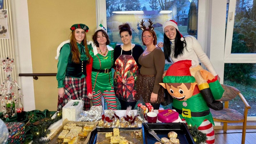 Das Team der ProCurand Ambulanten Pflege Drosselweg und der ProCurand Tagespflege Strausberg verkaufte in weihnachtlicher Verkleidung Selbstgemachtes für den guten Zweck und sammelte Spenden für die Streunerrettung MOL.