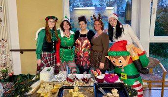 Das Team der ProCurand Ambulanten Pflege Drosselweg und der ProCurand Tagespflege Strausberg verkaufte in weihnachtlicher Verkleidung Selbstgemachtes für den guten Zweck und sammelte Spenden für die Streunerrettung MOL.