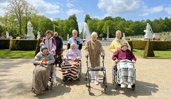 Die Senior*innen der ProCurand Seniorenresidenz Park Sanssouci bestaunten gemeinsam die Pflanzen im Park.