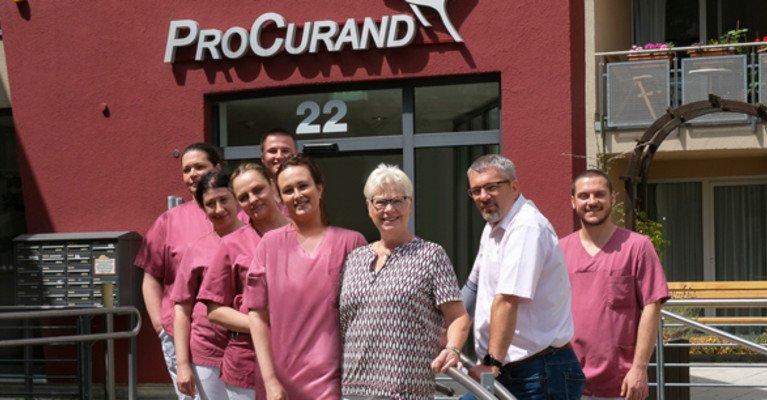 Mitarbeiter*innen der ProCurand Seniorenresidenz Park Sanssouci vor der Einrichtung