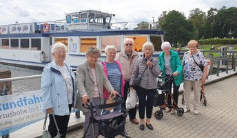 Bewohner*innen der ProCurand Seniorenresidenz Am Straussee auf Bootstour 