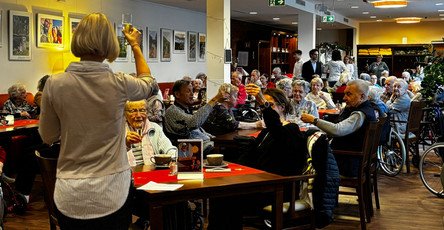 Neujahrsempfang im Restaurant Vier Jahreszeiten der ProCurand Seniorenresidenz Bölschestraße mit Bewohner*innen und Einrichtungsleitung Stefanie Böhnke.
