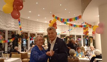 Silvesterstimmung in der ProCurand Seniorenresidenz Am Straussee: Bewohner*innen feiern gemeinsam mit Musik, Tanz und Sekt den Jahreswechsel in fröhlicher Atmosphäre.