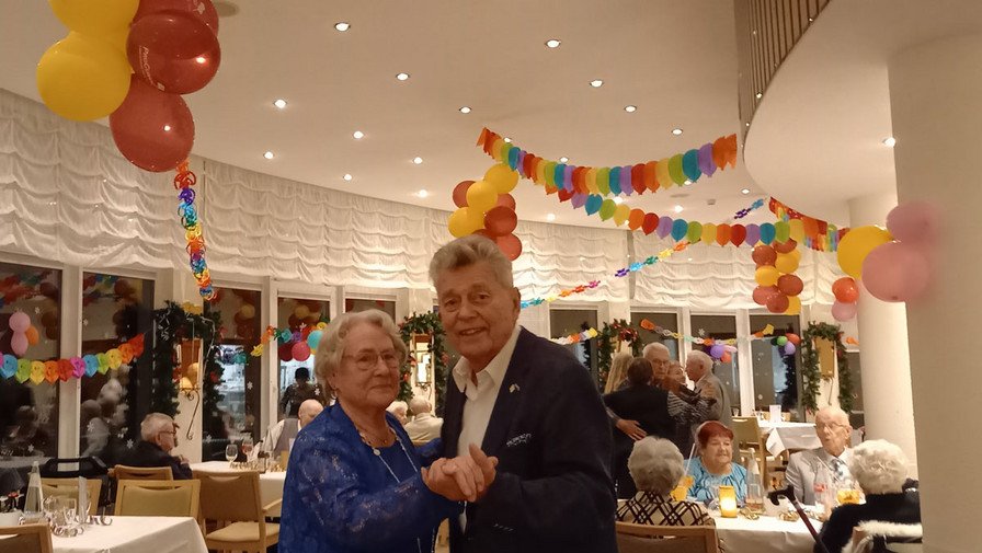 Silvesterstimmung in der ProCurand Seniorenresidenz Am Straussee: Bewohner*innen feiern gemeinsam mit Musik, Tanz und Sekt den Jahreswechsel in fröhlicher Atmosphäre.