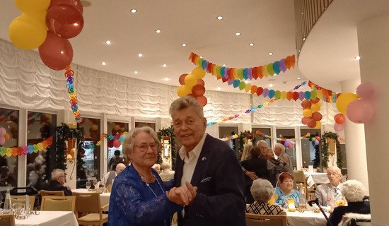 Silvesterstimmung in der ProCurand Seniorenresidenz Am Straussee: Bewohner*innen feiern gemeinsam mit Musik, Tanz und Sekt den Jahreswechsel in fröhlicher Atmosphäre.