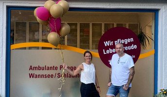Christin Teichmüller (Pflegedienstleitung) und  Lutz Römer (stellv. Pflegedienstleitung) bei der Eröffnungsfeier des neuen ProCurand-Standorts Ambulante Pflege Wannsee/Schlachtensee