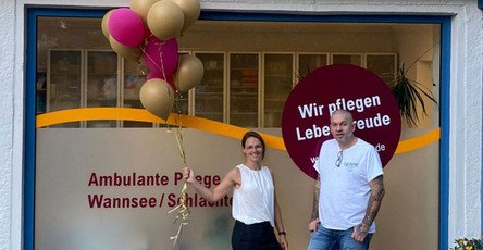 Christin Teichmüller (Pflegedienstleitung) und  Lutz Römer (stellv. Pflegedienstleitung) bei der Eröffnungsfeier des neuen ProCurand-Standorts Ambulante Pflege Wannsee/Schlachtensee