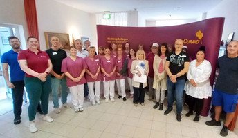 Das gesamte Team der ProCurand Seniorenresidenz Senftenberg steht nebeneinander und ist bereit für den Gesundheitstag, der Gesundheit und Wohlbefinden in den Mittelpunkt stellt.