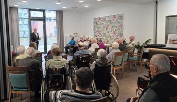 Ein unvergesslicher Auftritt von drei Mitgliedern der Halleschen Oper in der ProCurand Residenz Hallorenring begeisterte die Mieter*innen und Gäste mit romantischer Musik und gemeinsamem Singen von Volksliedern.