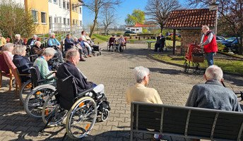Bei schönem Wetter lauschten die Bewohner*innen der Drehorgel und manch einer erinnerte sich an vergangene Zeiten, als es noch viele Drehorgelspieler gab.