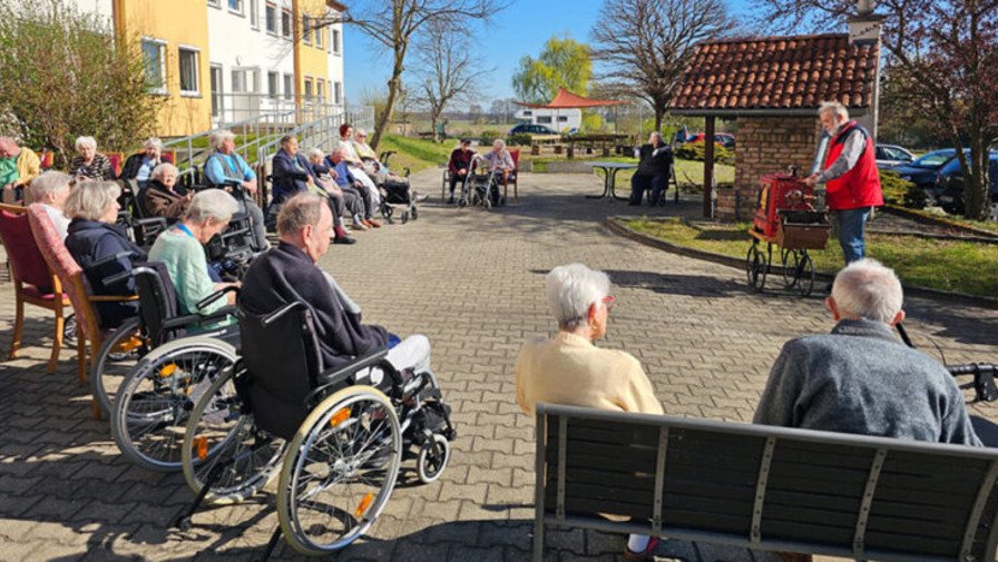 Bei schönem Wetter lauschten die Bewohner*innen der Drehorgel und manch einer erinnerte sich an vergangene Zeiten, als es noch viele Drehorgelspieler gab.