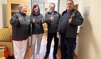 Frisch eingekleidet und voller Stolz zeigen die Mitarbeitenden des ProCurand Seniorenzentrums Am Herzogschloss mit einem Daumen hoch ihre neuen Softshell-Jacken.