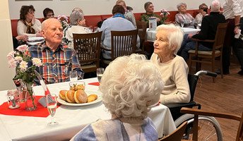 Pflegedienstleitung Andrea Liebner begrüßte die Gäste im Restaurant Vier Jahreszeiten der ProCurand Seniorenresidenz Bölschestraße und wünschte allen ein glückliches neues Jahr.