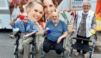 Die Senior*innen aus dem ProCurand Pflegestift Pfarrer Lukas auf dem Volksfest in Cham