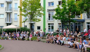 Halle-Büschdorf síngt gemeinsam- vor der ProCurand Seniorenresidenz Am Hufeisensee