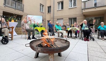 Das Osterfeuer in der ProCurand Seniorenresidenz Park Sanssouci bot gemütliche Atmosphäre, Musik und Leckereien für alle Gäste.