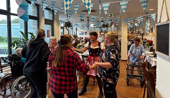 Fröhliche Wiesn-Stimmung in der ProCurand Seniorenresidenz Bölschestraße: Bewohner*innen und Gäste feiern in Tracht, tanzen und genießen das Oktoberfest.