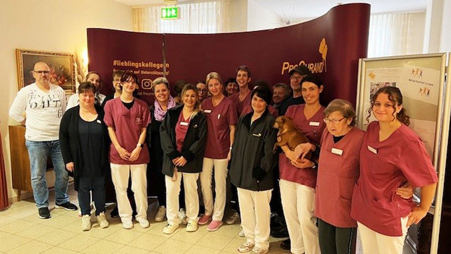 Das Team der ProCurand Seniorenresidenz Senftenberg posiert zusammen und zeigt dabei spürbaren Teamgeist und gute Laune beim Gesundheitstag.