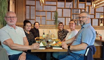 Gemeinsames Mittagessen der Führungsteams der ProCurand Seniorenresidenz Havelpalais und der Seniorenresidenz Park Sanssouci in Potsdam – zum Kennenlernen, Austauschen und Planen.