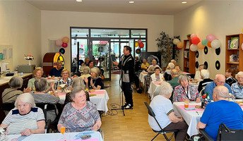 In der ProCurand Seniorenresidenz Park Sanssouci in Potsdam sorgt Sänger Dirk Jüttner für Stimmung: Die Senior*innen genießen an dekorierten Tischen die Hits der 50er und 60er Jahre.