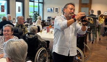 Musiker Kiril Janev begeistert im Restaurant Vier Jahreszeiten der ProCurand Seniorenresidenz Bölschestraße mit seiner Trompete und sorgt für heitere Stimmung beim Tanztee.