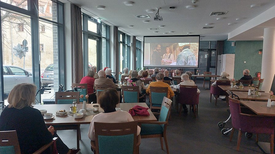 Endlich war es soweit: Nach langer Vorbereitungszeit konnten die Mieter*innen der ProCurand Residenz Hallorenring ihren ersten Kinonachmittag mit dem Film „Der Vorname“ genießen, bei dem Popcorn und gute Stimmung nicht fehlten.
