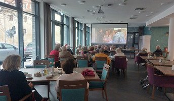 Endlich war es soweit: Nach langer Vorbereitungszeit konnten die Mieter*innen der ProCurand Residenz Hallorenring ihren ersten Kinonachmittag mit dem Film „Der Vorname“ genießen, bei dem Popcorn und gute Stimmung nicht fehlten.