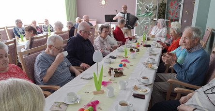 In der ProCurand Seniorenresidenz Cottbus genossen die Mieter*innen und das Team ein gemütliches Osterfest bei leckerer Rüblitorte und frischem Kaffee, während sie sich bei angeregten Gesprächen am Tisch austauschten.