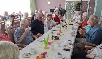 In der ProCurand Seniorenresidenz Cottbus genossen die Mieter*innen und das Team ein gemütliches Osterfest bei leckerer Rüblitorte und frischem Kaffee, während sie sich bei angeregten Gesprächen am Tisch austauschten.