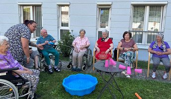 Bewohner*innen und Mitarbeiter*innen des ProCurand Pflegestifts Pfarrer Lukas liefern sich bei sommerlichen Temperaturen eine fröhliche Wasserschlacht – für Abkühlung und ganz viel Spaß!