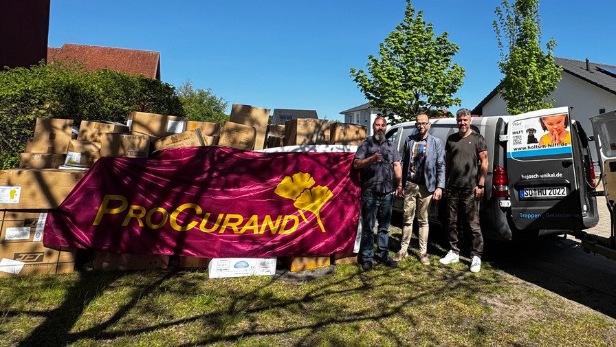 Einrichtungsleiter Stefan Thieme und sein Team der ProCurand Seniorenresidenz Eberswalde standen vor einem Berg voller Kisten, die aus aussortierten Beständen stammen und als Spende für die Ukraine bestimmt sind.