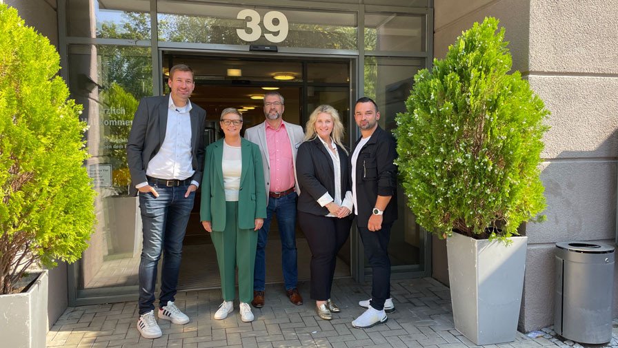 Sabine Dittmar, Staatssekretärin, zusammen mit dem Team des Standorts der ProCurand Seniorenresidenz Havelpalais. Bei ihrem Besuch tauschen sie sich über die Herausforderungen und Chancen in der Pflege aus.