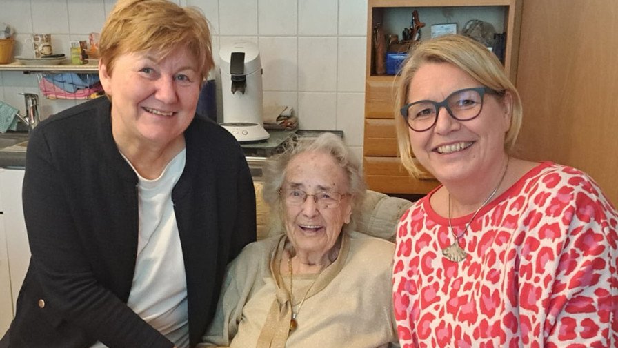 Mit viel Freude und einem Lächeln feierte die 101-jährige Jubilarin Elfriede Matern ihren Ehrentag in der ProCurand Seniorenresidenz Am Straussee, umgeben von Gratulanten und herzlichen Glückwünschen