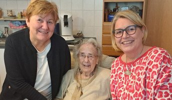 Mit viel Freude und einem Lächeln feierte die 101-jährige Jubilarin Elfriede Matern ihren Ehrentag in der ProCurand Seniorenresidenz Am Straussee, umgeben von Gratulanten und herzlichen Glückwünschen