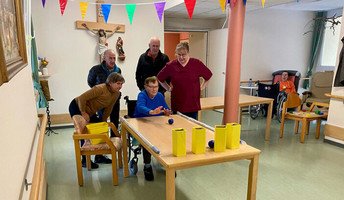 Die Olympiade im ProCurand Pflegestift St. Ulrich sorgte für viel Spaß und Bewegung – bei Tischkegeln, Geschicklichkeitsparcours und Säckchen werfen.