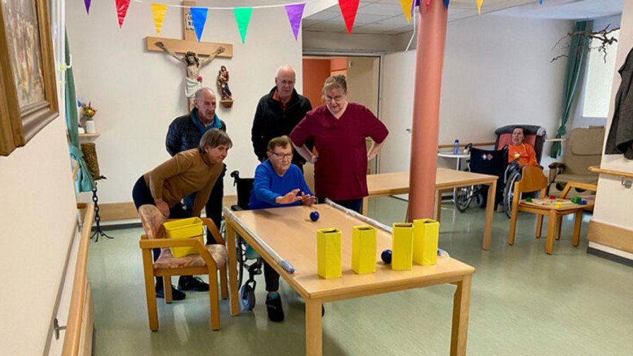 Die Olympiade im ProCurand Pflegestift St. Ulrich sorgte für viel Spaß und Bewegung – bei Tischkegeln, Geschicklichkeitsparcours und Säckchen werfen.