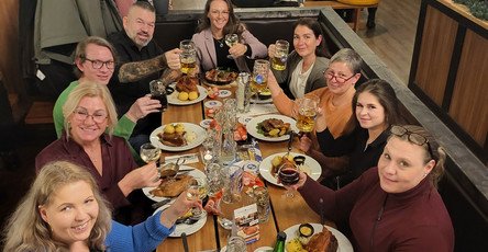 Das Team der ProCurand Ambulanten Pflege Wannsee/Schlachtensee bei der Weihnachtsfeier im Hofbräuhaus Mitte beim gemeinsamen Abendessen.