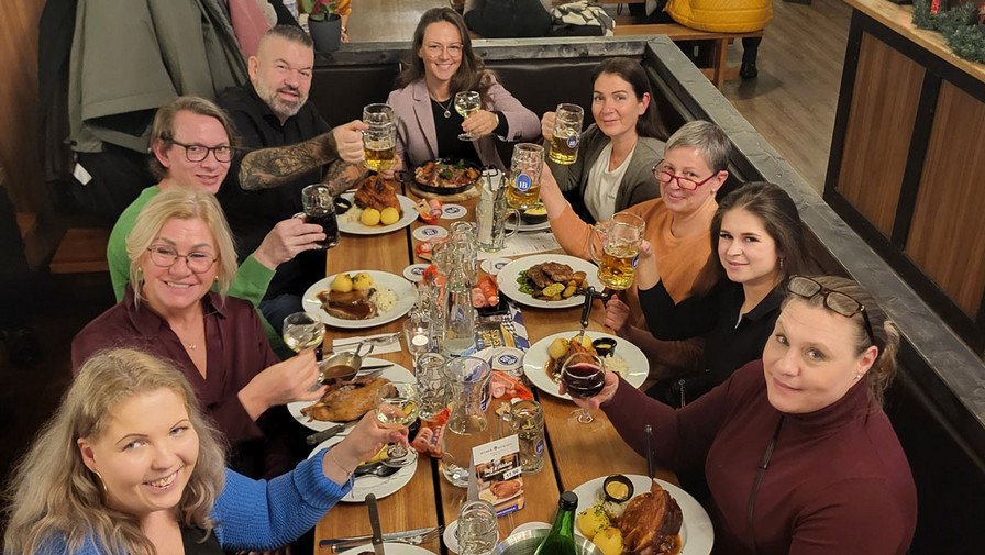 Das Team der ProCurand Ambulanten Pflege Wannsee/Schlachtensee bei der Weihnachtsfeier im Hofbräuhaus Mitte beim gemeinsamen Abendessen.