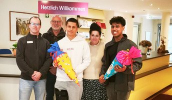 In der ProCurand Seniorenresidenz Park Sanssouci begrüßen Team und Azubis gemeinsam den neuen Ausbildungsjahrgang.