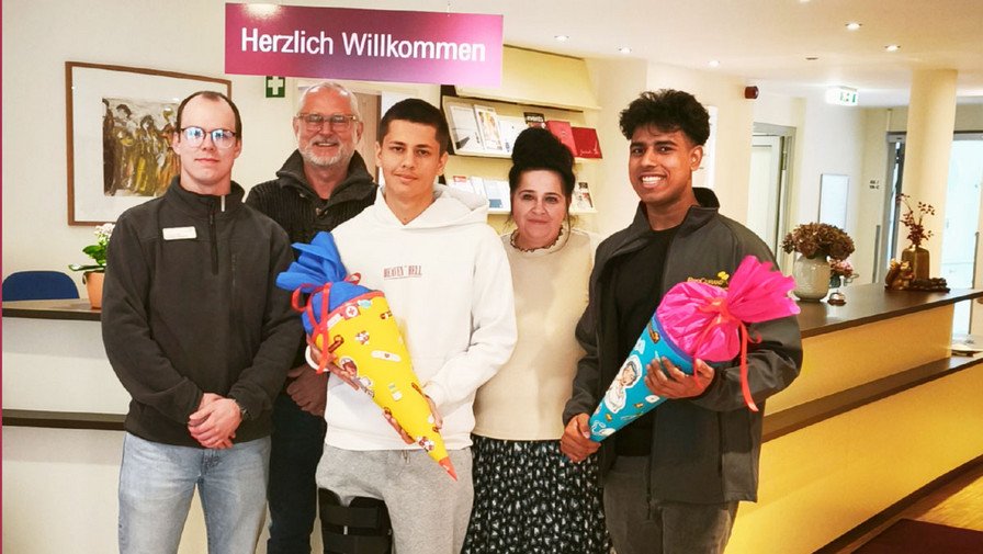 In der ProCurand Seniorenresidenz Park Sanssouci begrüßen Team und Azubis gemeinsam den neuen Ausbildungsjahrgang.