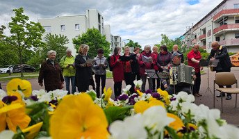 Die Senior*innen der ProCurand Seniorenresidenz Am Hufeisensee musizierten begeistert beim „Gemeinsamen Singen für Jung und Alt“ in Halle-Büschdorf